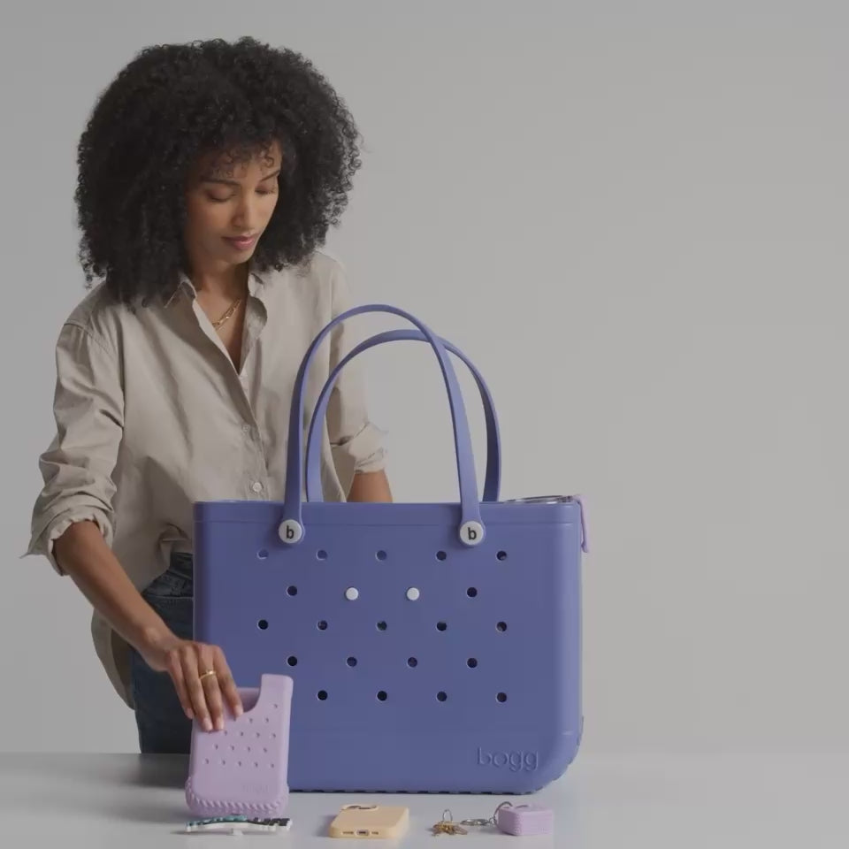 cloudinary__boggbag-marketing__video__upload__Bogg_Accessory_Cell-_p-20Phone-_p-20Case_v1_SQUARE__cld